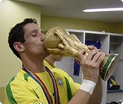 Belletti ergue a taça da Champions League