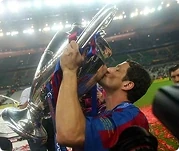 Belletti beija o troféu com a camisa da Seleção Brasileira