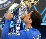 Belletti em disputa de bola pela Seleção Brasileira