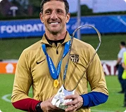 Belletti levanta o troféu com a camisa do Barcelona