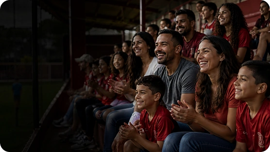 Famílias na arquibancada acompanhando um jogo da Belletti Soccer Academy