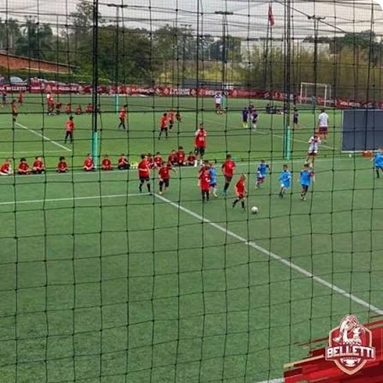 Atletas em treino no campo da Belletti Soccer Academy