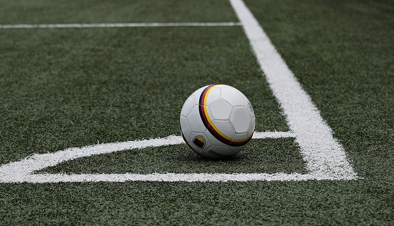 Bola oficial da Belletti Soccer Academy na linha do campo