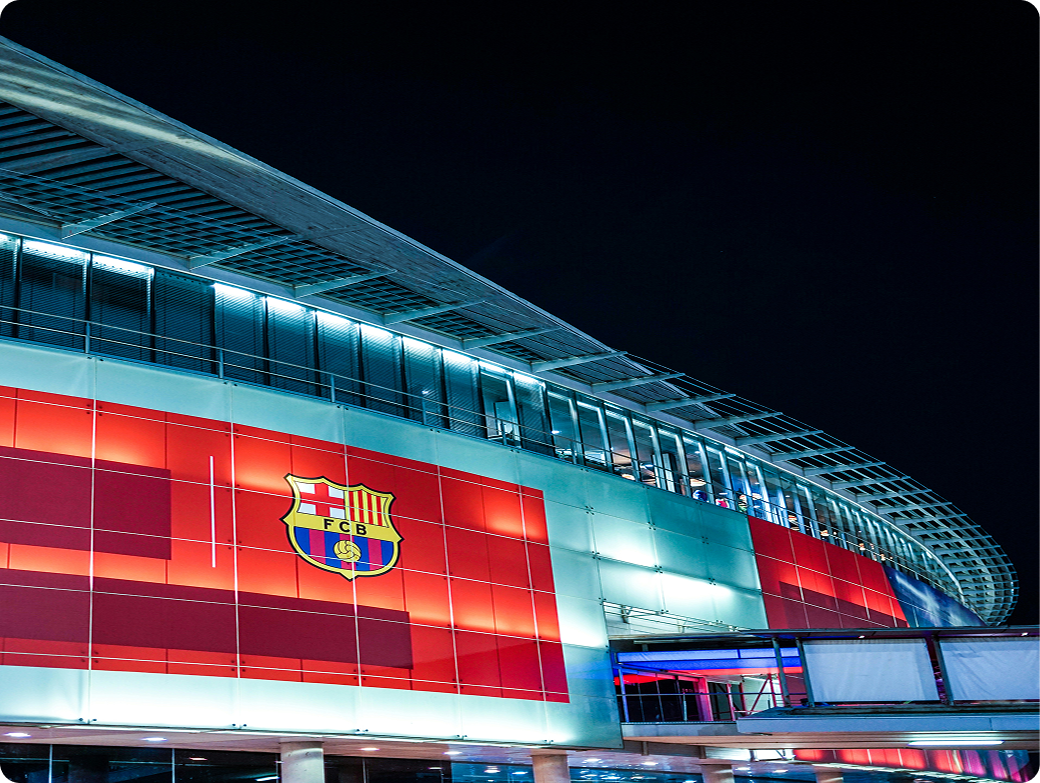 Fachada do estádio do FC Barcelona com o escudo do clube