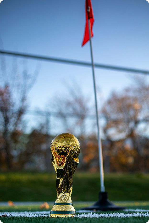 Taça erguida ao lado da bandeira de escanteio